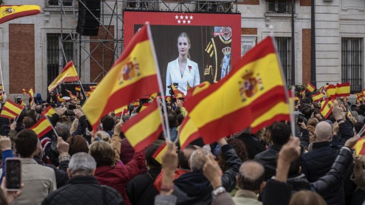Españoles respaldan referéndum para elegir monarquía o república