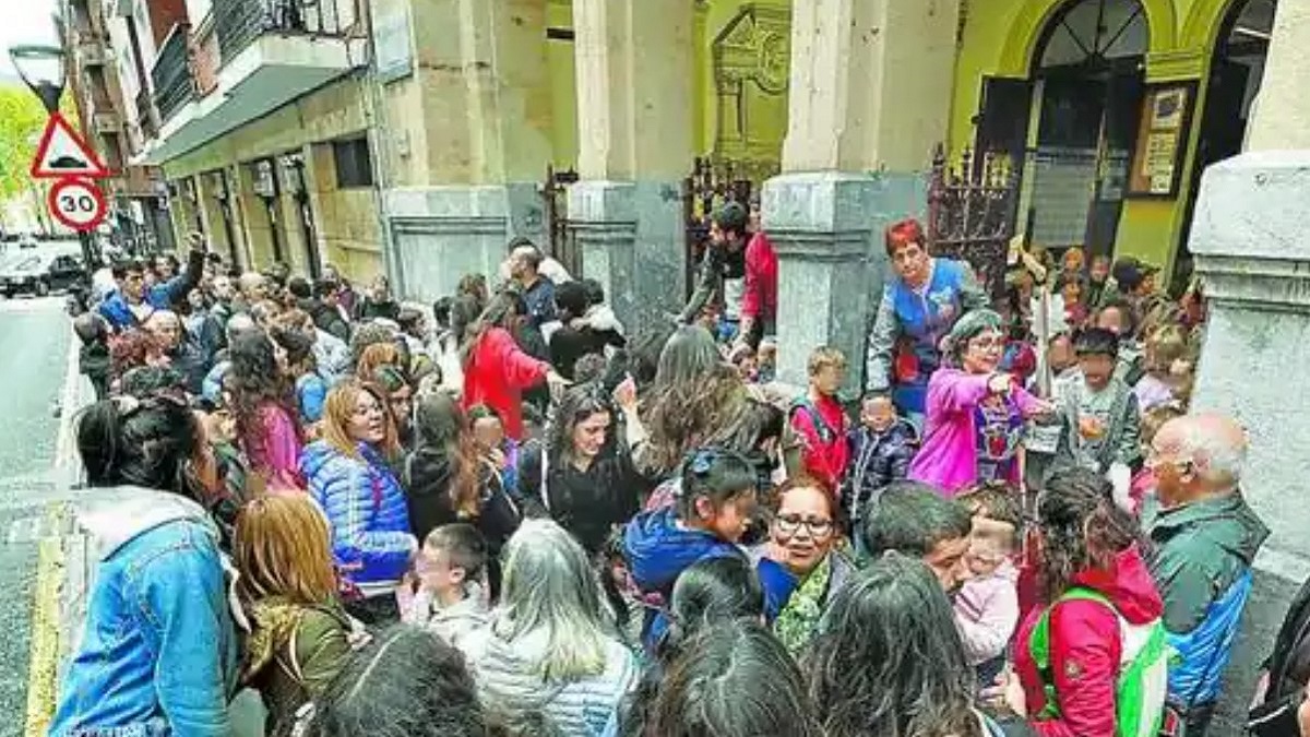 La calle Tiboli en Bilbao enfrenta un colapso durante la salida escolar