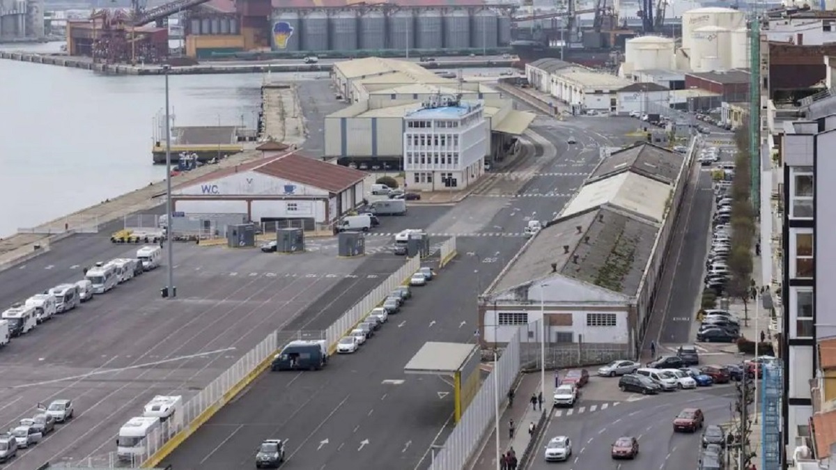 Los muelles del Puerto de Santander, cercanos a la zona de Castilla-Hermida, se ven afectados por la estrategia comercial del Puerto de Bilbao.