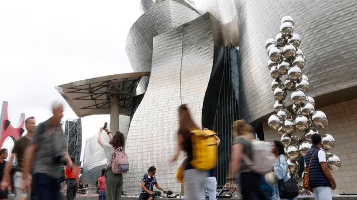 Muchos turistas visitan el Museo Guggenheim Bilbao este martes.