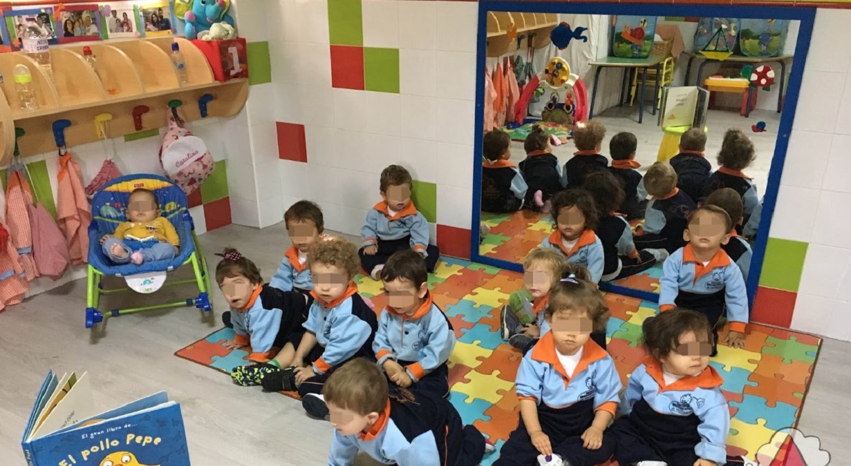 Niños se entretienen en un aula para menores de dos años
