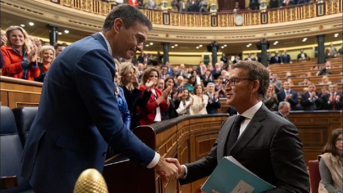 Alberto Núñez Feijóo felicita a Pedro Sánchez después de su reelección como presidente.