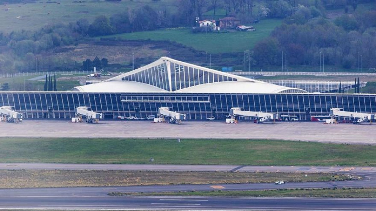 El aeropuerto de Bilbao sufre restricciones de acceso debido a un accidente en Derio.