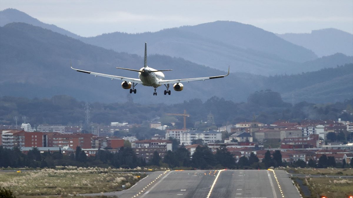 Un avión efectúa su aterrizaje en el aeródromo bilbaíno.