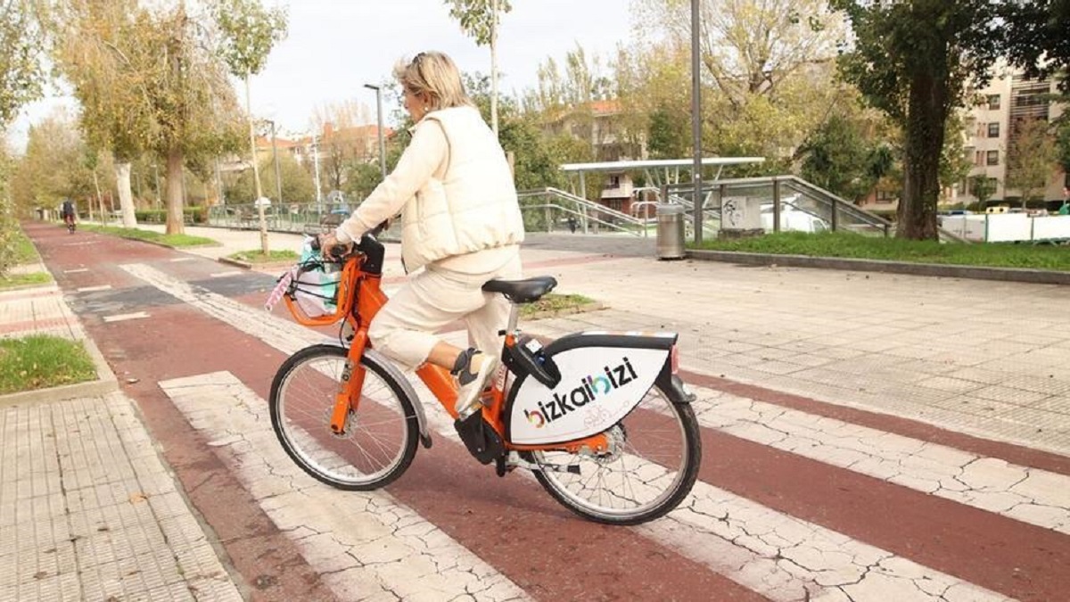 Una usuaria aprovecha el servicio de bicicletas de Bizkaibizi.