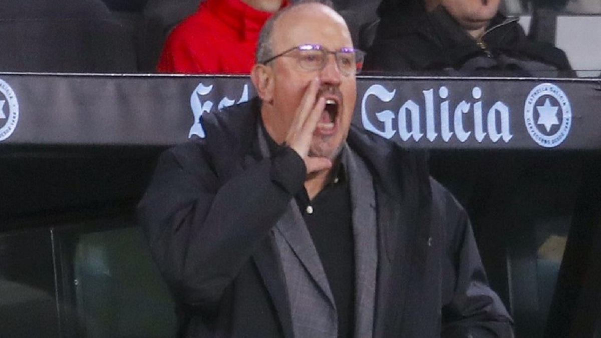 Rafa Benítez, al frente técnico del Celta, orienta a su equipo durante el encuentro.