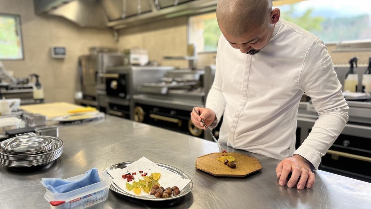 El chef Tetsuro Maeda, al frente de Txispa en Axpe, ofrece una experiencia culinaria única, consolidando la reciente adquisición de una estrella Michelin para su restaurante.