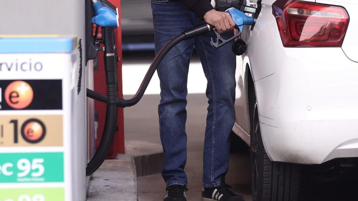 La gasolina ha alcanzado su precio más bajo en seis meses, con una bajada del 4% en el último mes, situándose en 1,58 euros el litro en las estaciones de servicios estatales.