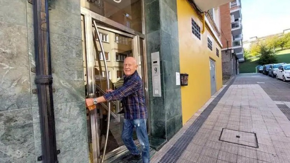 Eusebio Meso, víctima de robo en su edificio en Barakaldo, verá la pronta instalación de cámaras de seguridad en su portal.