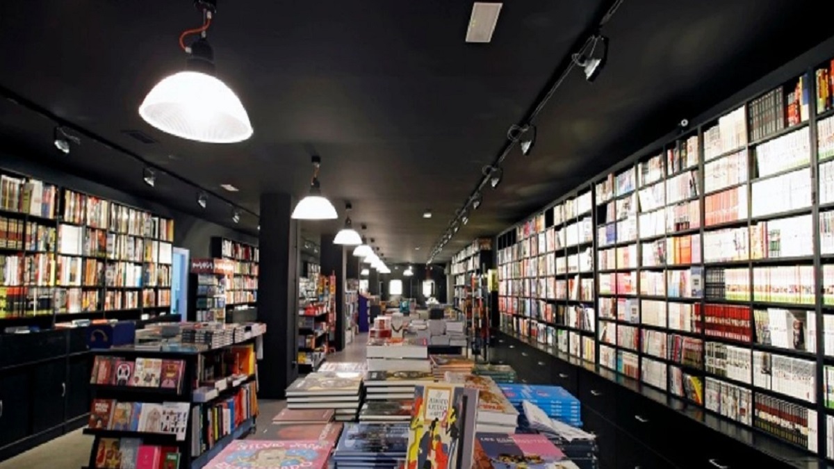 El interior de Joker, una librería en Bilbao, muestra un ambiente dedicado a la cultura de cómics y juegos.