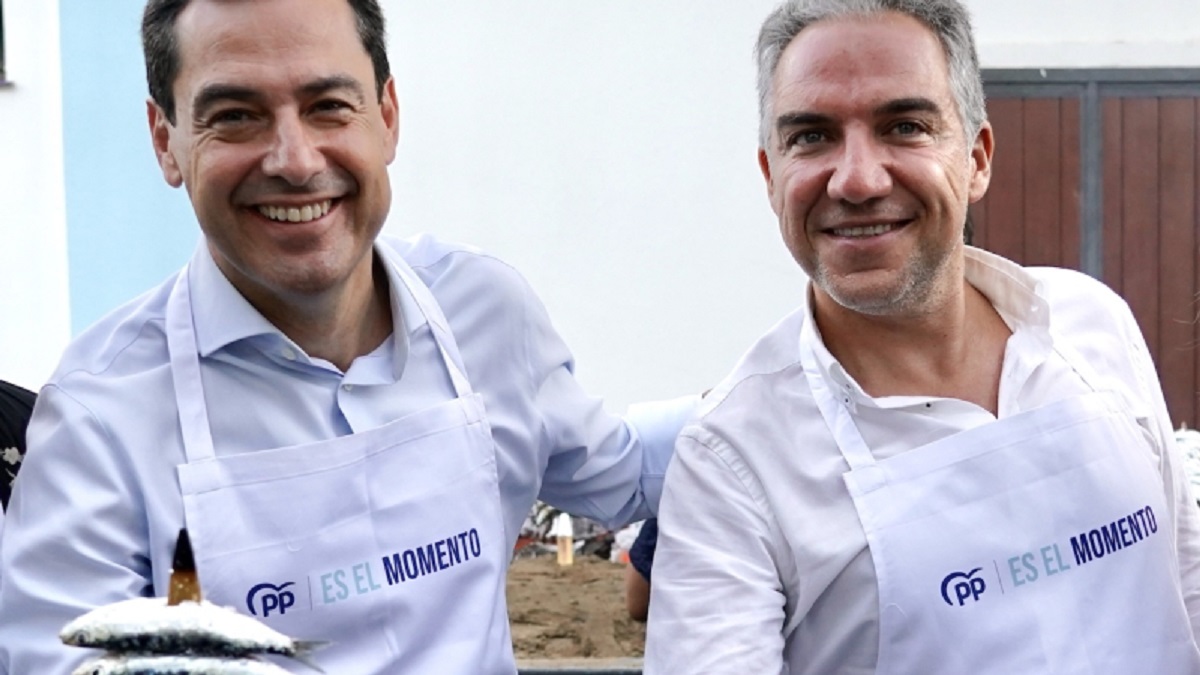 Juan Manuel Moreno Bonilla y Elías Bendodo, en una situación menos informal que asando sardinas, enfrentan complejas dinámicas políticas.