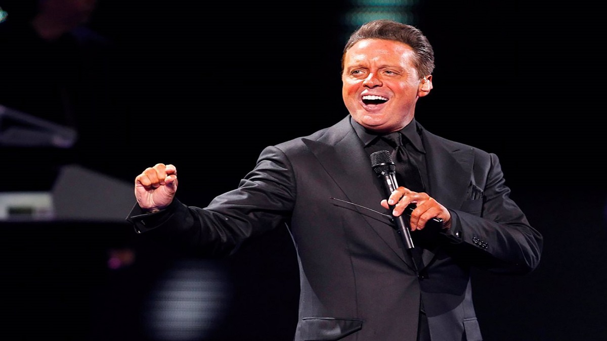 Luis Miguel, en el escenario, cautiva a su audiencia con una actuación memorable.