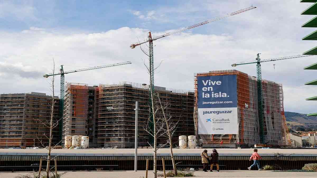Bruselas advierte sobre la sobrevaloración del mercado inmobiliario en España