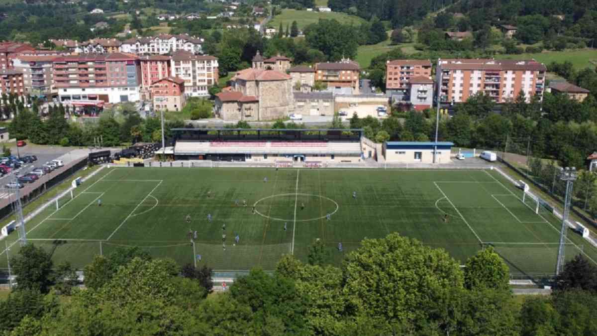 Campo de fútbol de Igorre a oscuras por robo de cableado