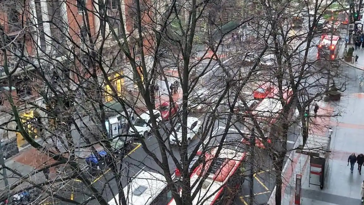 Ertzaintza con una caravana de coches paraliza el centro de Bilbao