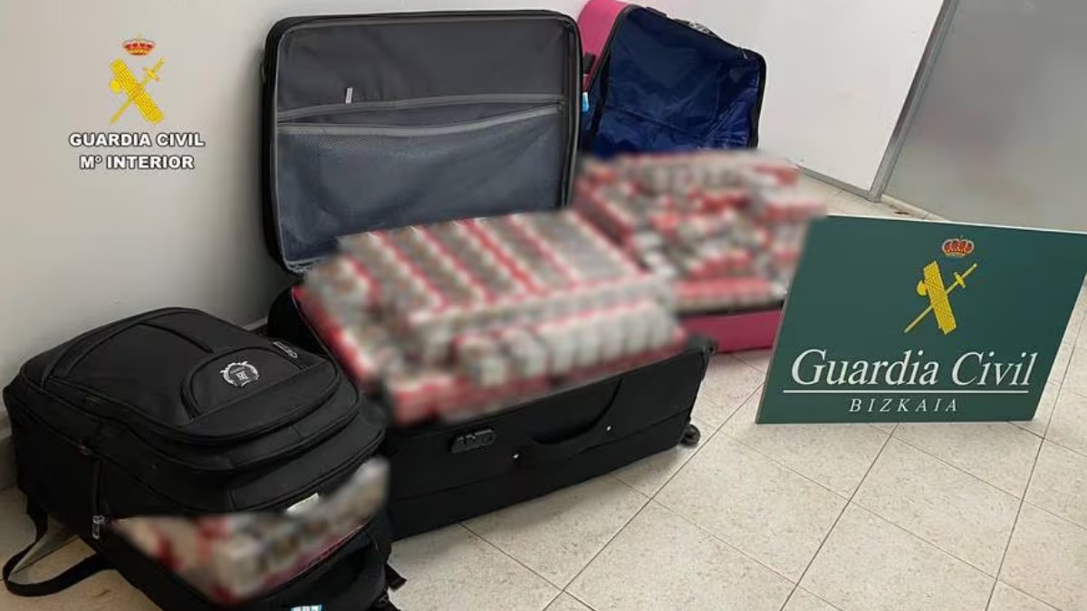 Un hombre arrestado en Bilbao tras hallar casi 2.000 cajetillas de tabaco en el equipaje