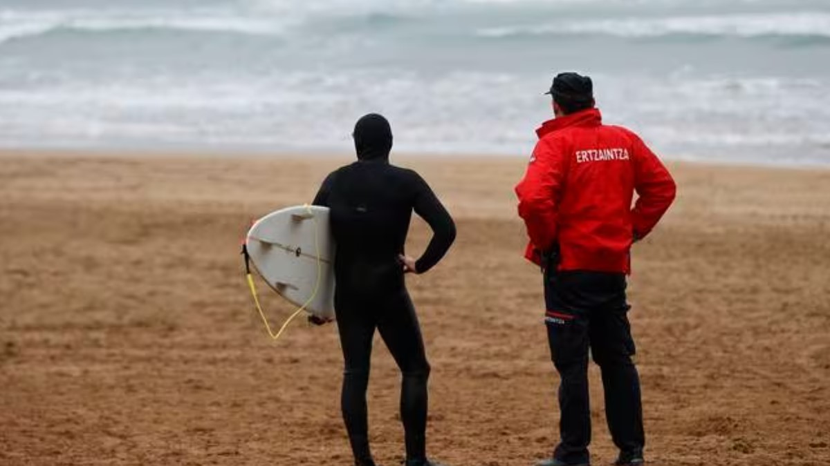 60 personas vigilan la llegada de pellets en las playas de Bizkaia