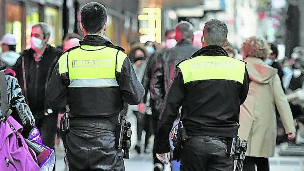 Agentes de la Policía Municipal de Bilbao patrullando