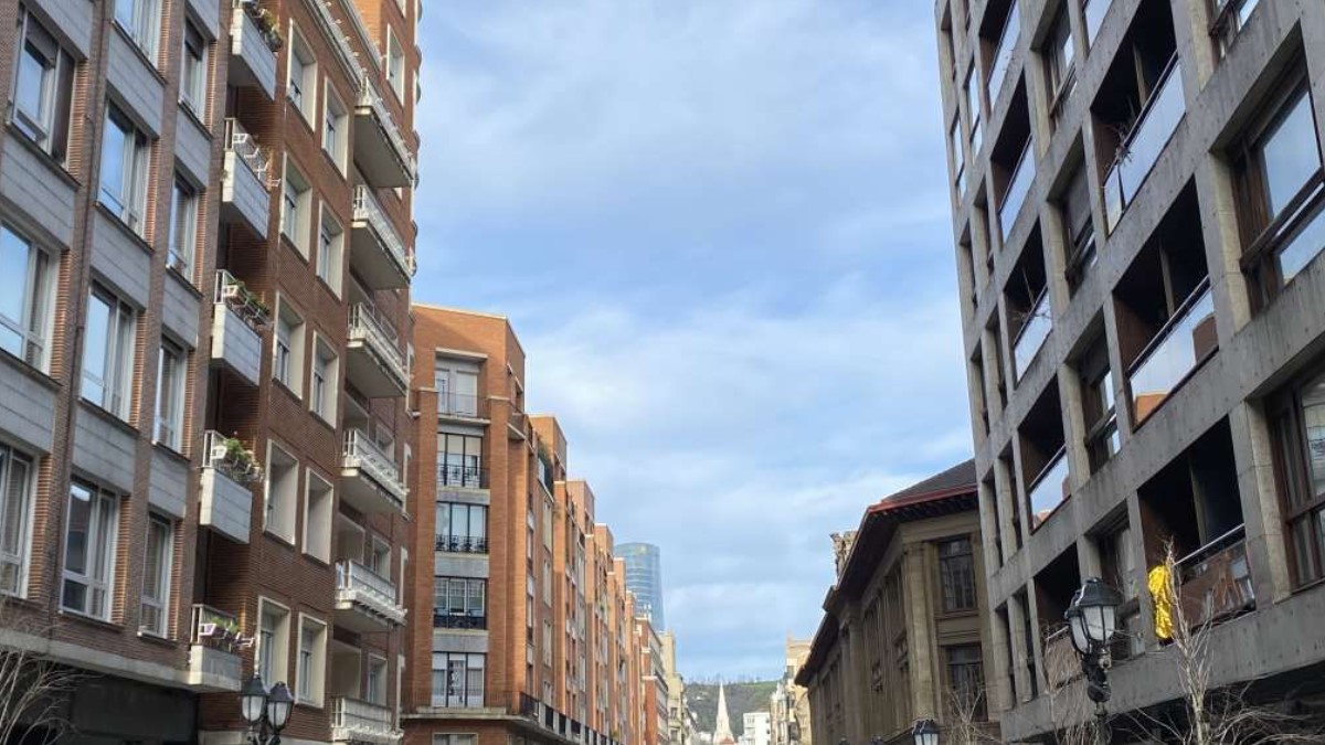 Bilbao estudia la inclusión de Abando e Indautxu en el mapa de zonas tensionadas de vivienda