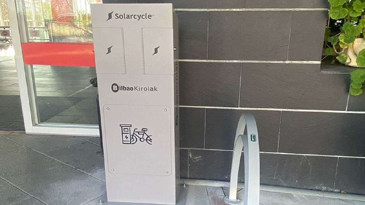 Bilbao instala totem de carga solar para bicicletas y scooters eléctricos