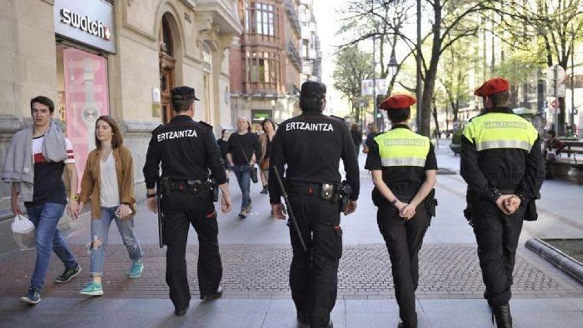 Policías de Bilbao patrullan la calle en las rebajas