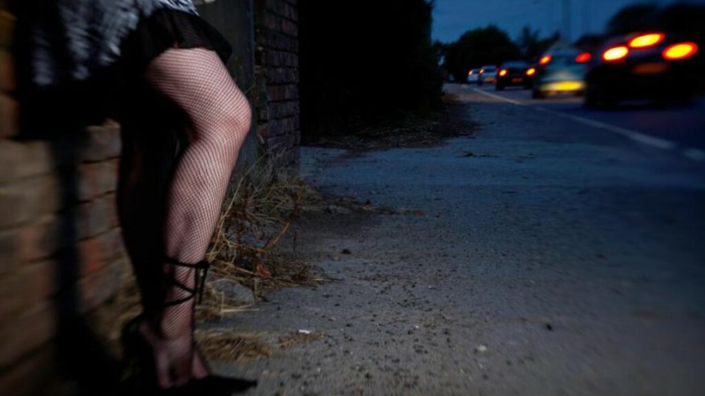 Redondo anuncia una ley para abolir la prostitución