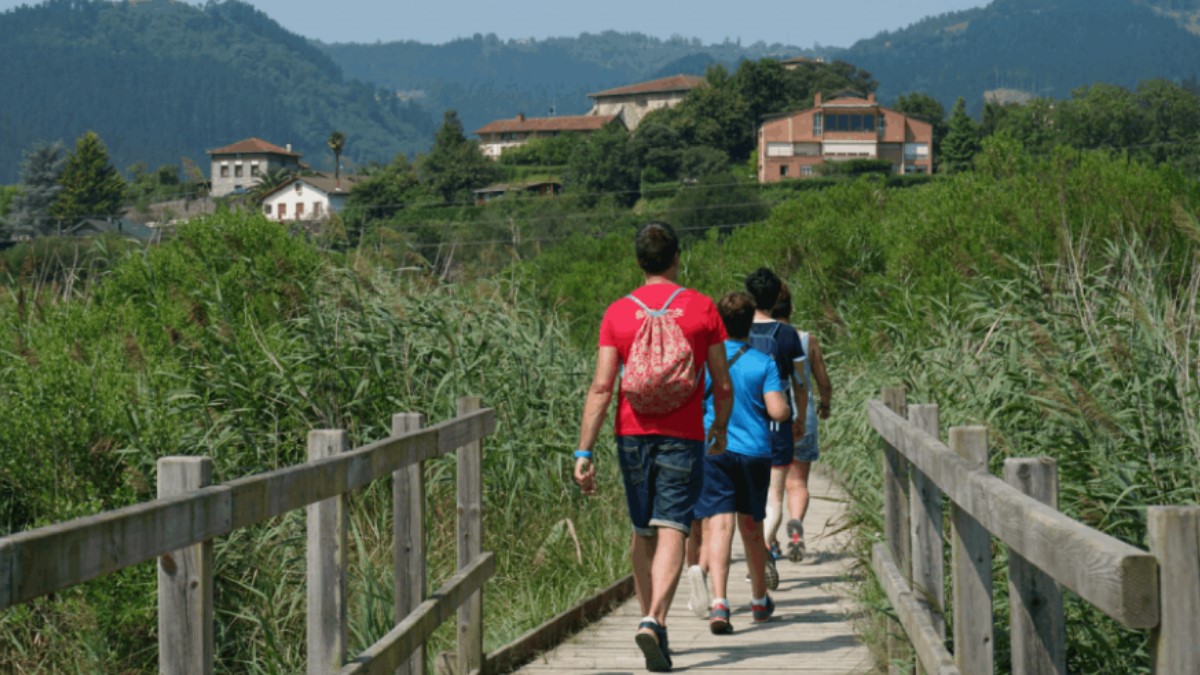 Urdaibai atrae cerca de 200.000 senderistas con sus rutas