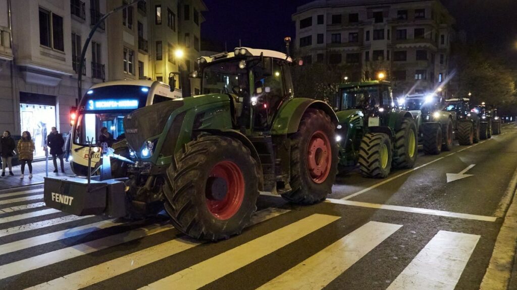 Agricultores de Bizkaia movilizan tractorada en Bilbao
