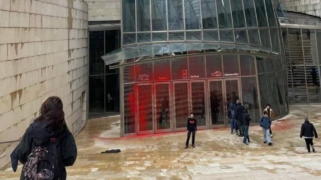 Dos activistas expresan su protesta contra la ampliación del Guggenheim