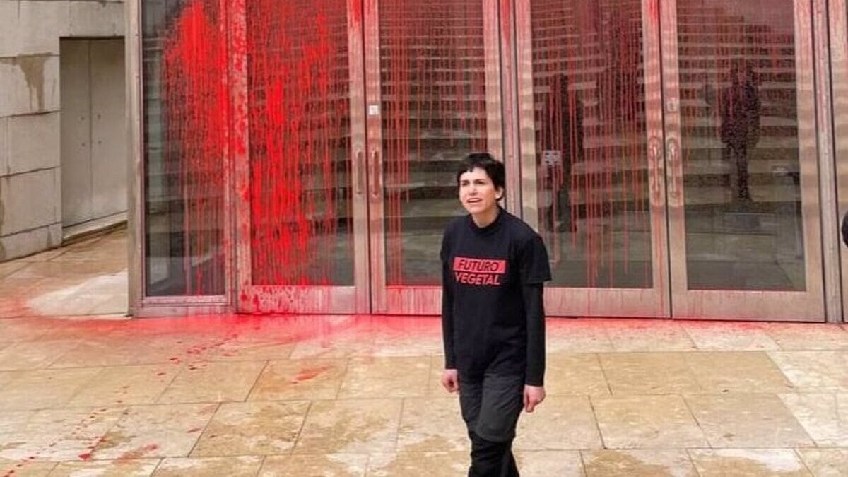 Dos activistas lanzan pintura en la fachada del Guggenheim Bilbao