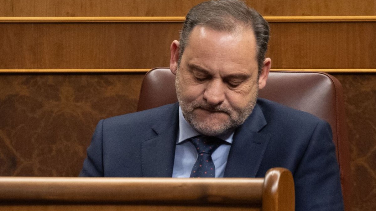 El PSOE amenaza con relegar a Ábalos al grupo mixto si no renuncia a su escaño