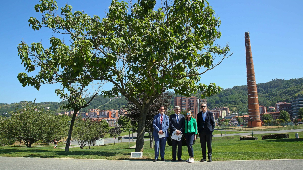 Parque Etxebarria en Bilbao, se revitaliza con la plantación de robles para promover la salud pública