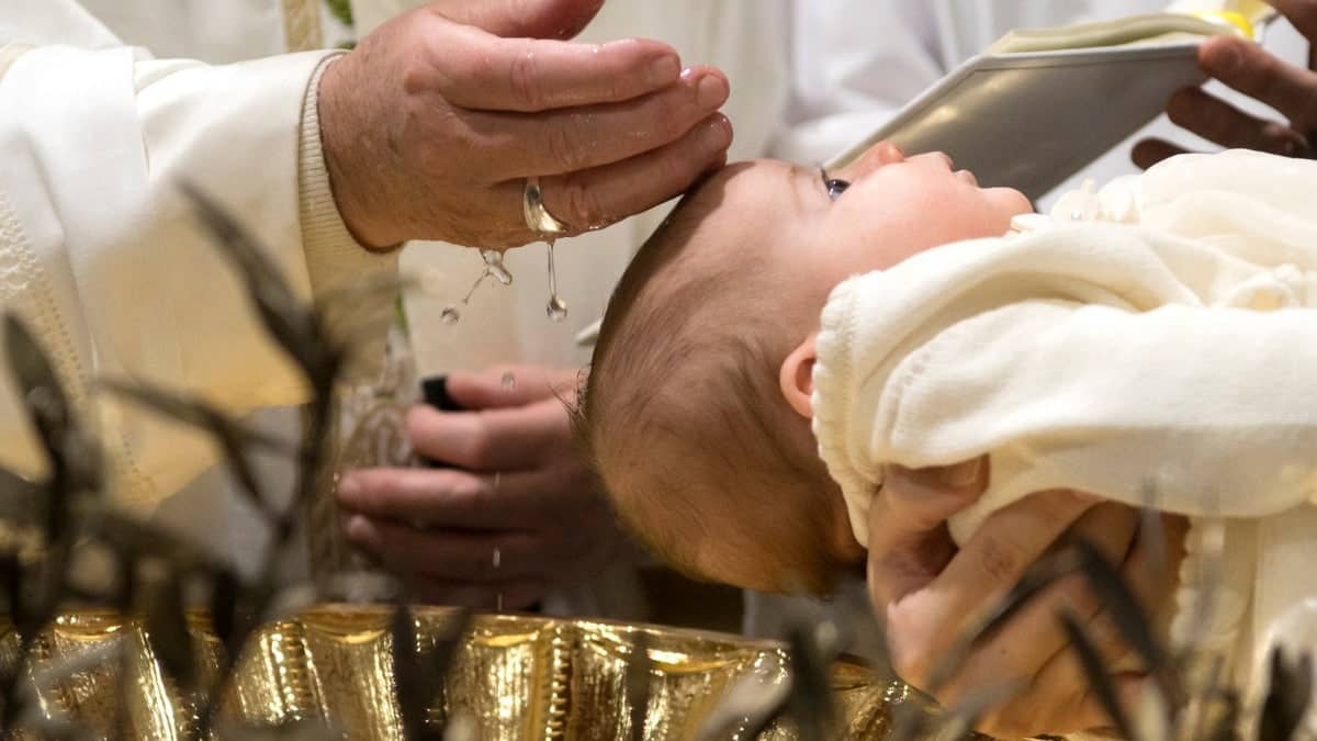 Vaticano bautizos fórmulas equivocadas 