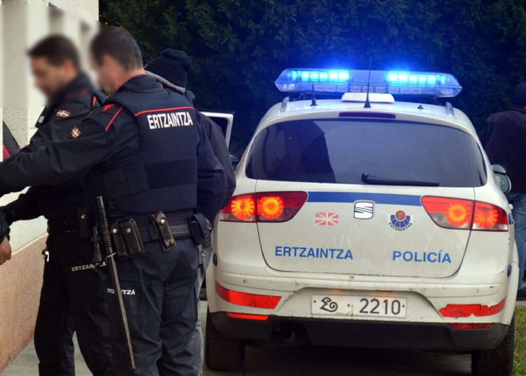 Una violenta pelea en Bilbao deja dos heridos por arma blanca y un hombre detenido, desatando preocupación por la seguridad nocturna.