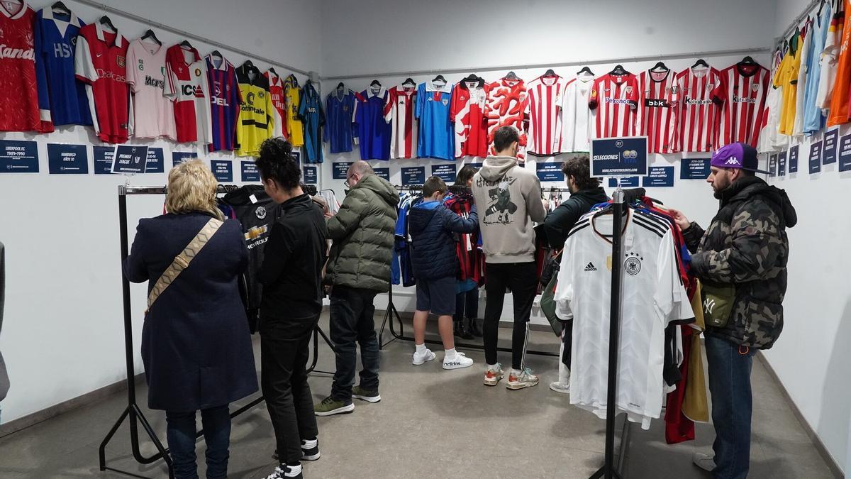 Bilbao acoge la tienda más grande en camisetas de fútbol vintage