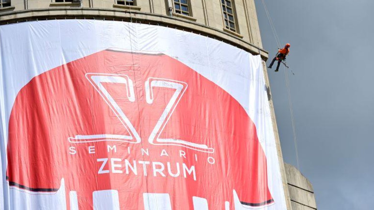 Despliegan una camiseta gigante del Athletic en Derio