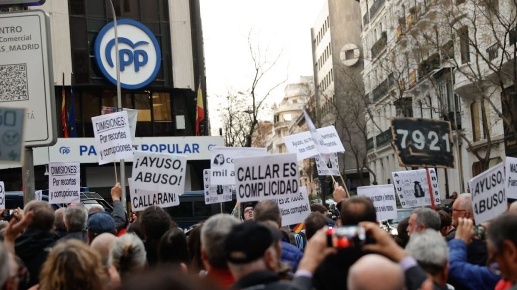 Manifestantes claman, por la dimisión de Isabel Díaz Ayuso con mensajes contundentes en Génova