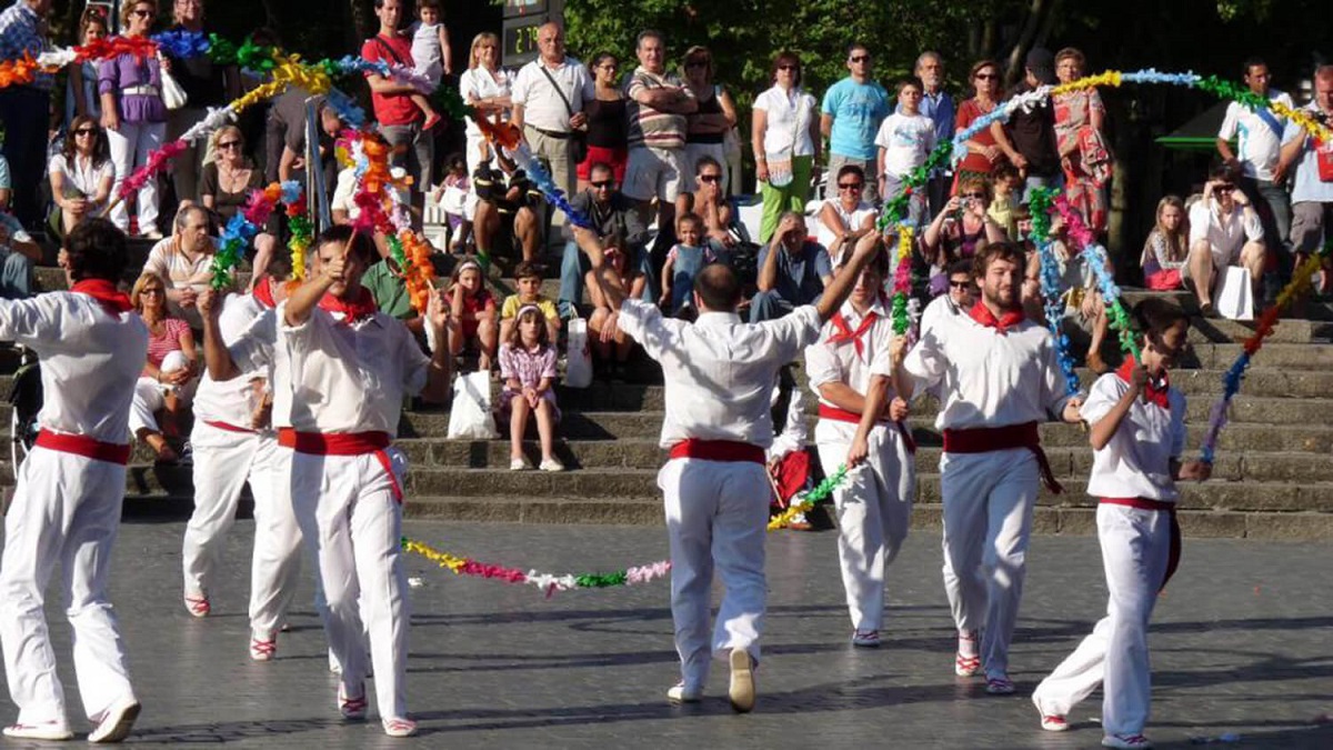 Marzo se viste de folklore, Dantza Plazetan trae la danza a Bilbao