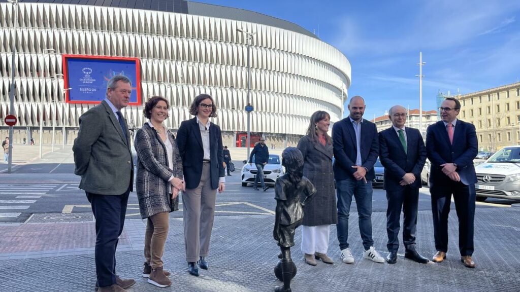 San Mamés se engalana con la estatua 'Nahia' para celebrar la final de la Women's Champions League