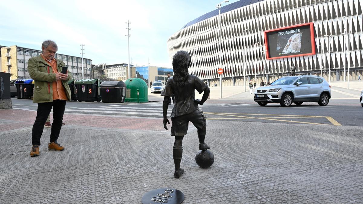 San Mamés se engalana con la estatua 'Nahia' para la final de la Women's Champions League