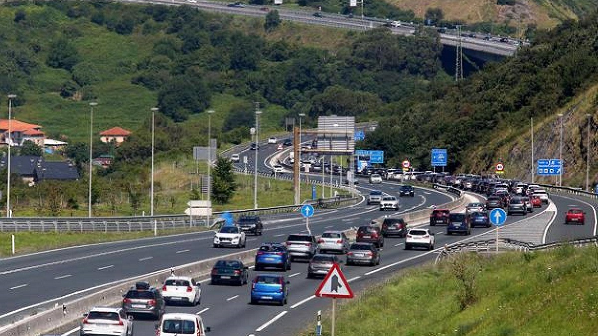 Tras complicaciones en la A-8, el tráfico fluye sin obstáculos en Bilbao