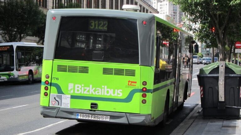 Los usuarios de Metro Bilbao bajan un 42,2% en febrero y los de los autobuses vascos un 39,7%