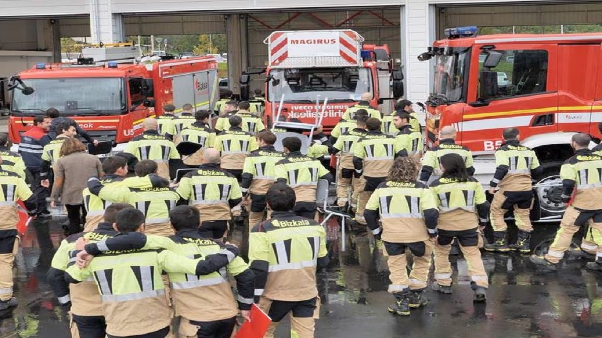 Bomberos y bomberas de Bizkaia llevan educación sobre prevención de incendios a más áreas