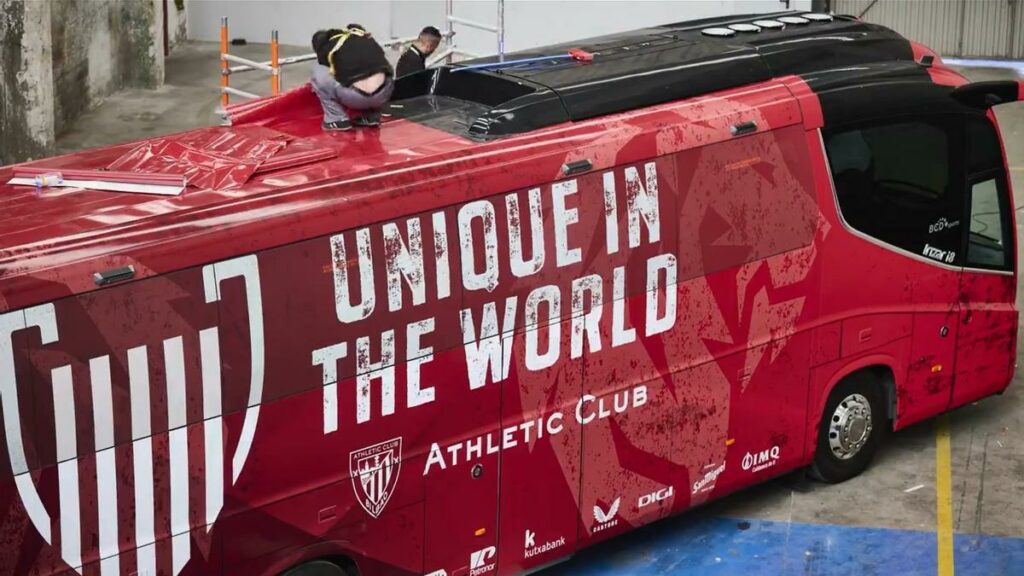 El rojo intenso y el león protagonizan el nuevo autobús del Athletic