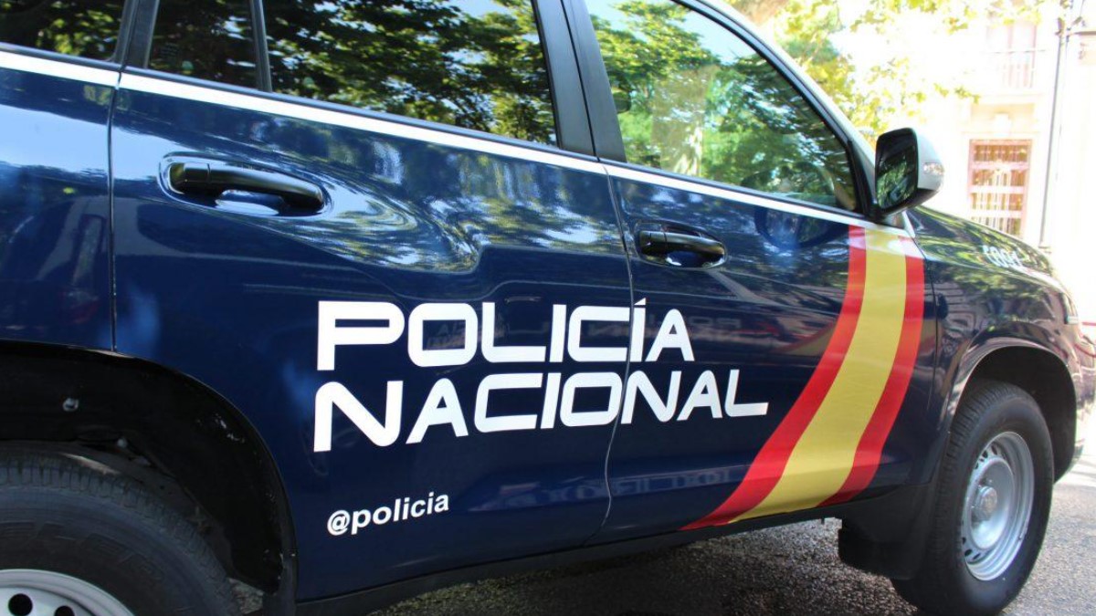 Jóvenes de origen magrebí propinan una golpiza a dos policías en Valencia