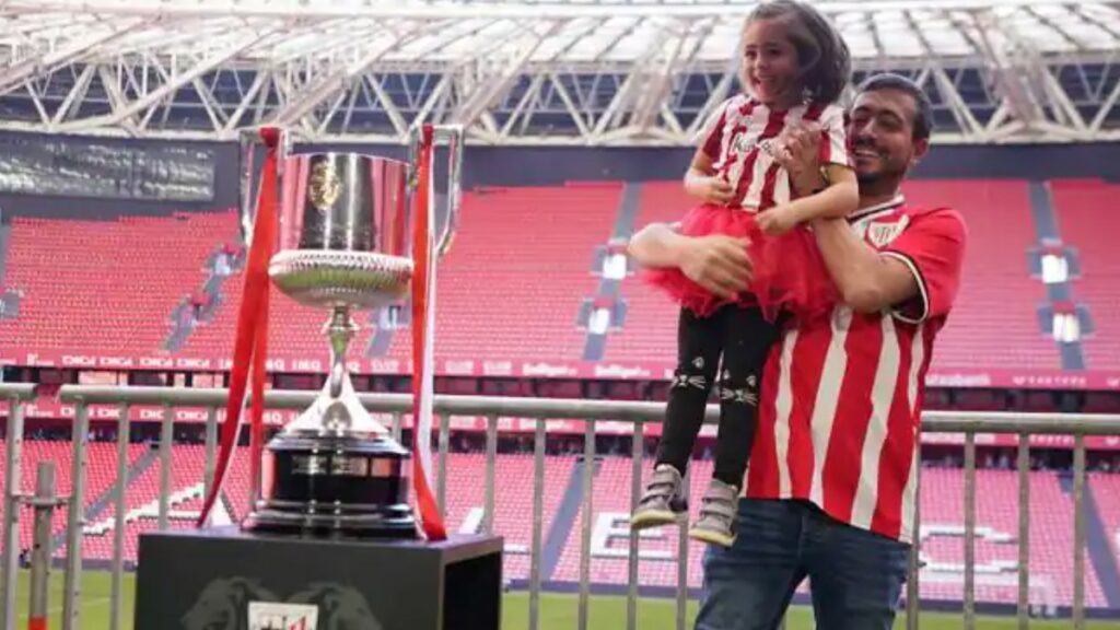 Los seguidores del Athletic forman largas colas para una foto con la Copa