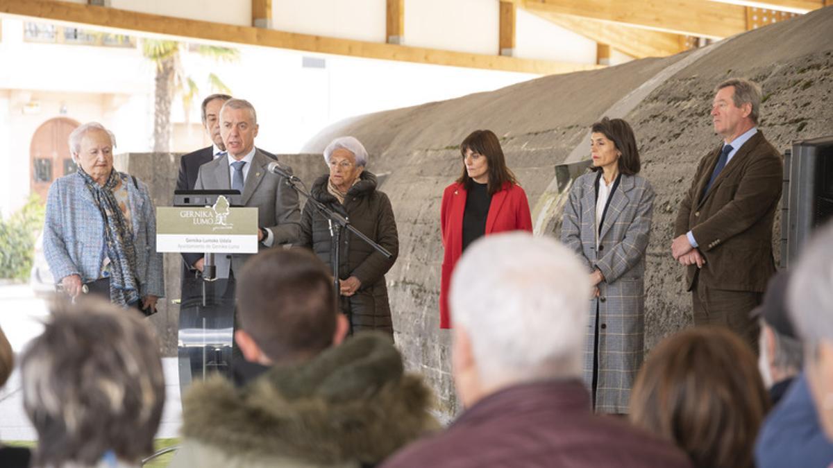 Ministro Torres y lehendakari Urkullu asisten al acto de memoria del bombardeo en Gernika