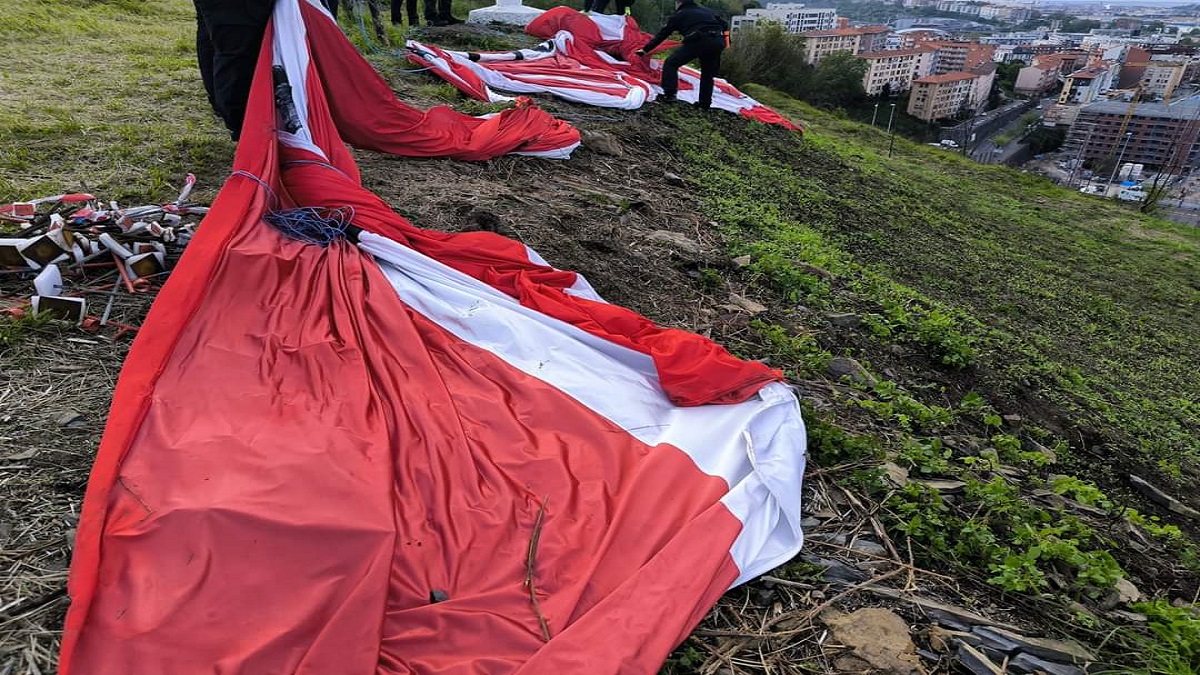 Protección Civil de Barakaldo actúa por seguridad y desmonta bandera gigante del Athletic