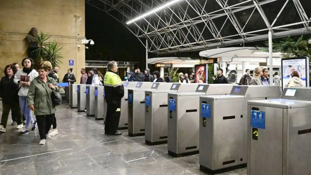 Restablecido el servicio de Euskotren tras la caída de un árbol en la vía entre Usansolo y Bedia