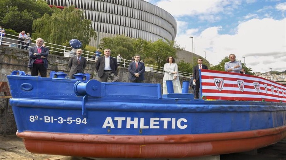 Live a unique experience aboard the historic Athletic Barge